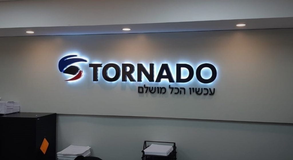 טורנדו · אותיות מוארות בלובי